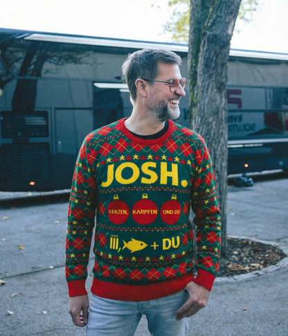 JOSH. Weihnachtspullover "Kerzen, Karpfen & Du"